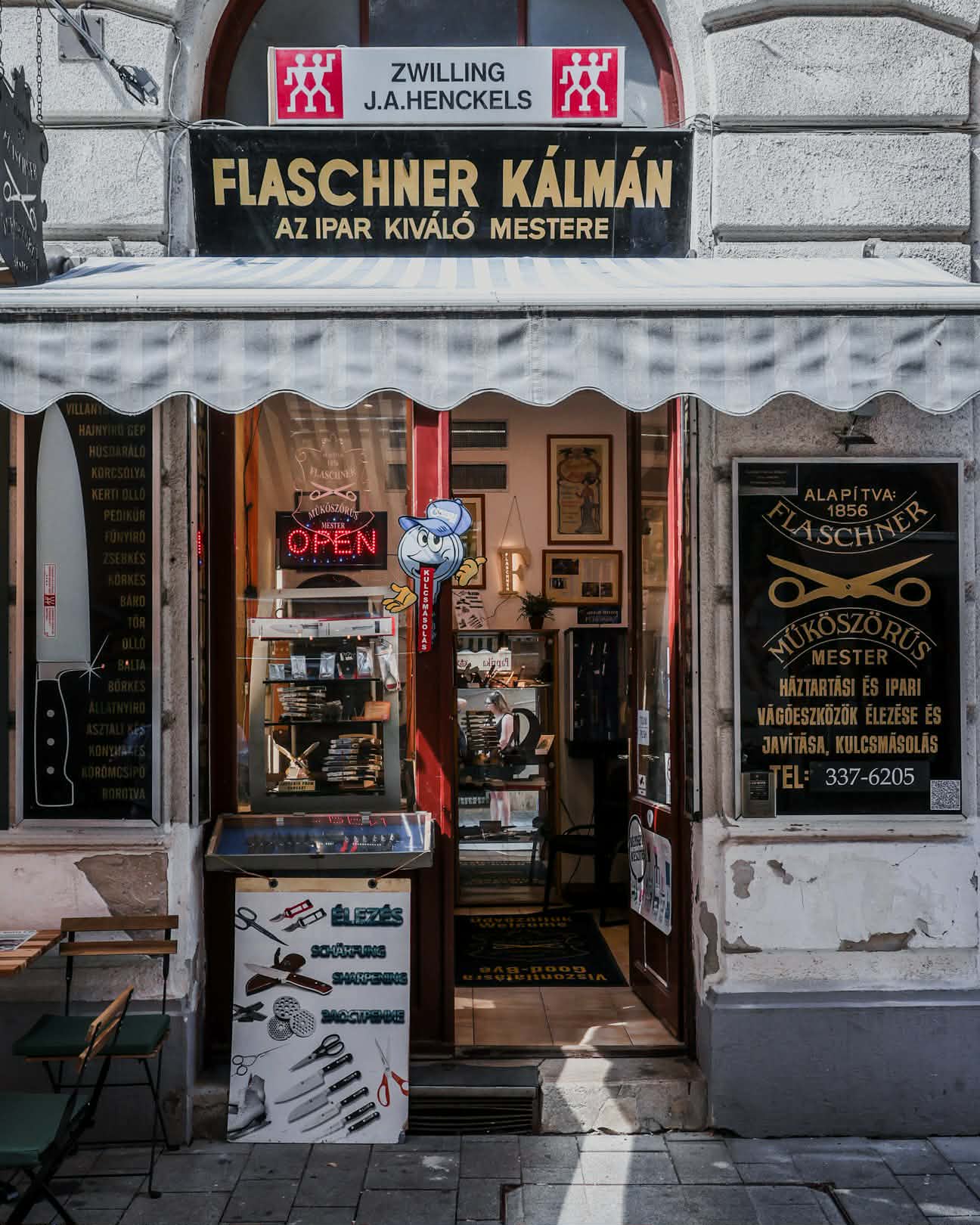 Flaschner Kálmán késes és műköszörűs üzlet bejárata, Budapest, Váci utca 73.
